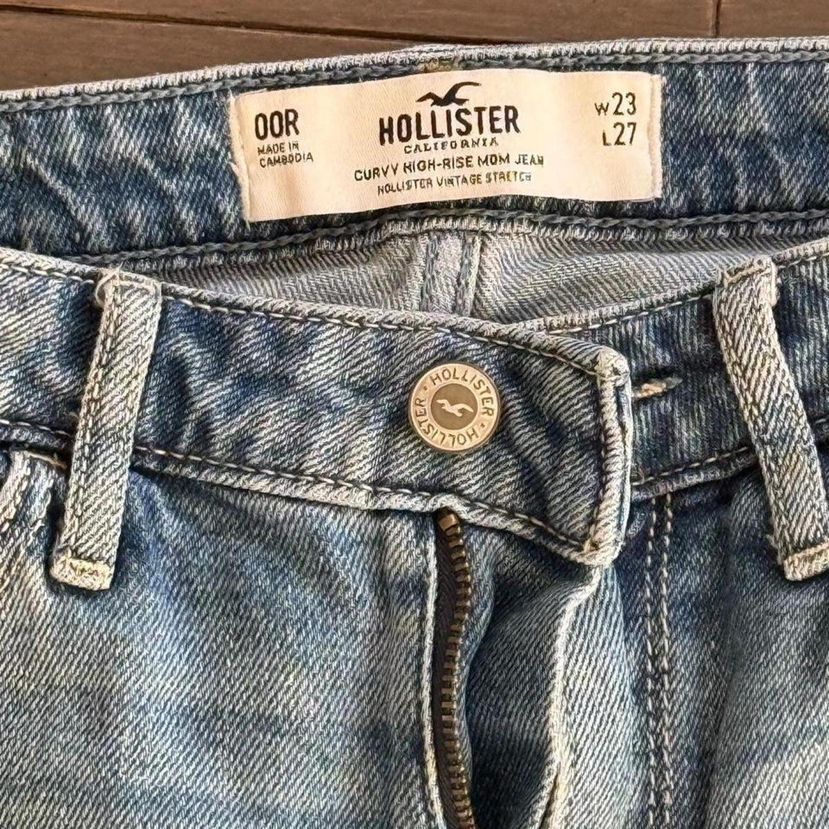 Hollister - Curvy High-Rise Mom Jeans - 23"